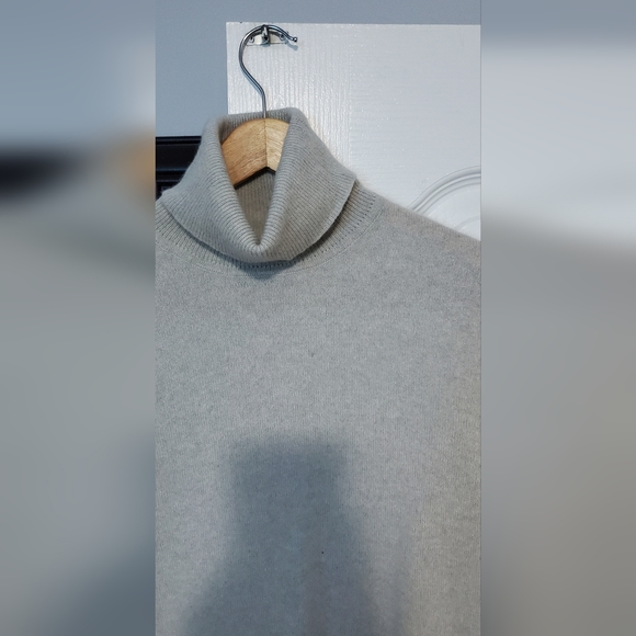 Women's Top - Picture 2 of 5